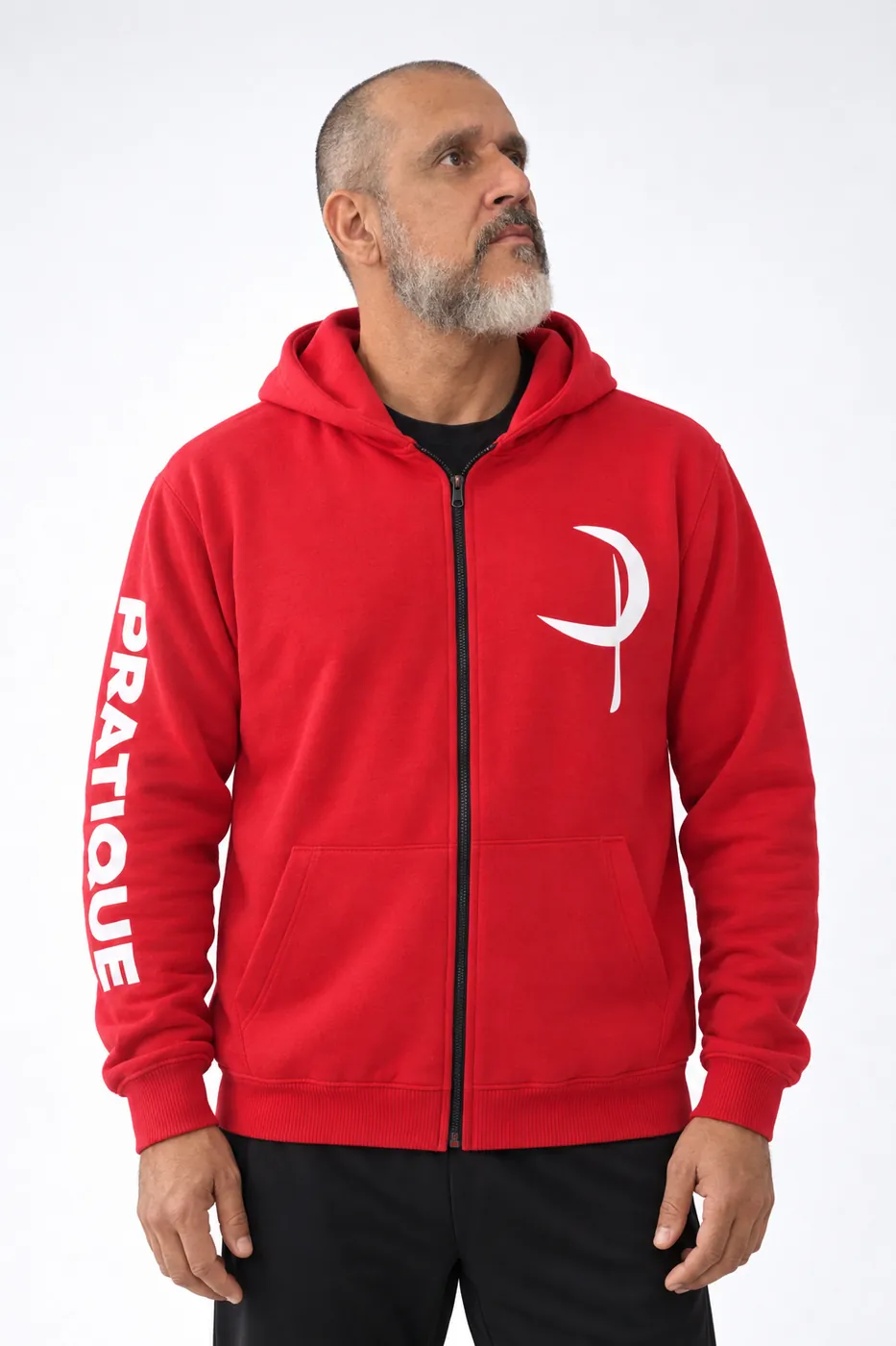 Agasalho vermelho com zíper e capuz, símbolo da Pratique no peito e nome da academia estampado na manga