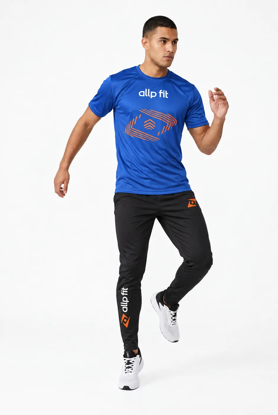 Atleta com camiseta dry fit azul personalizada Allp Fit e calça de treino preta com logo laranja