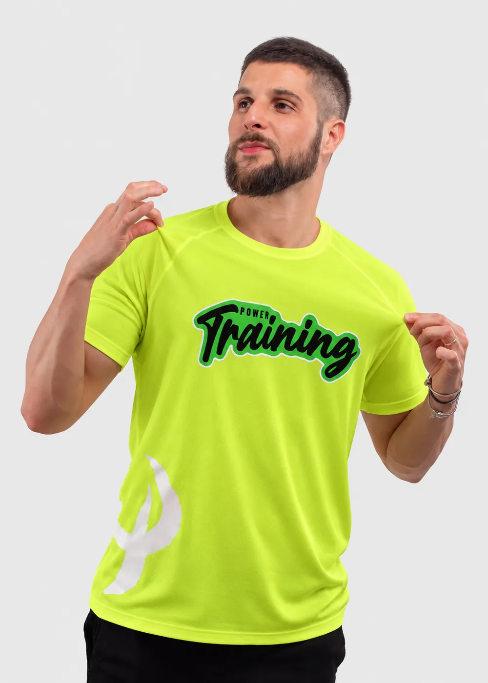 Homem com camiseta dry fit amarelo-neon personalizada com a logo Power Training