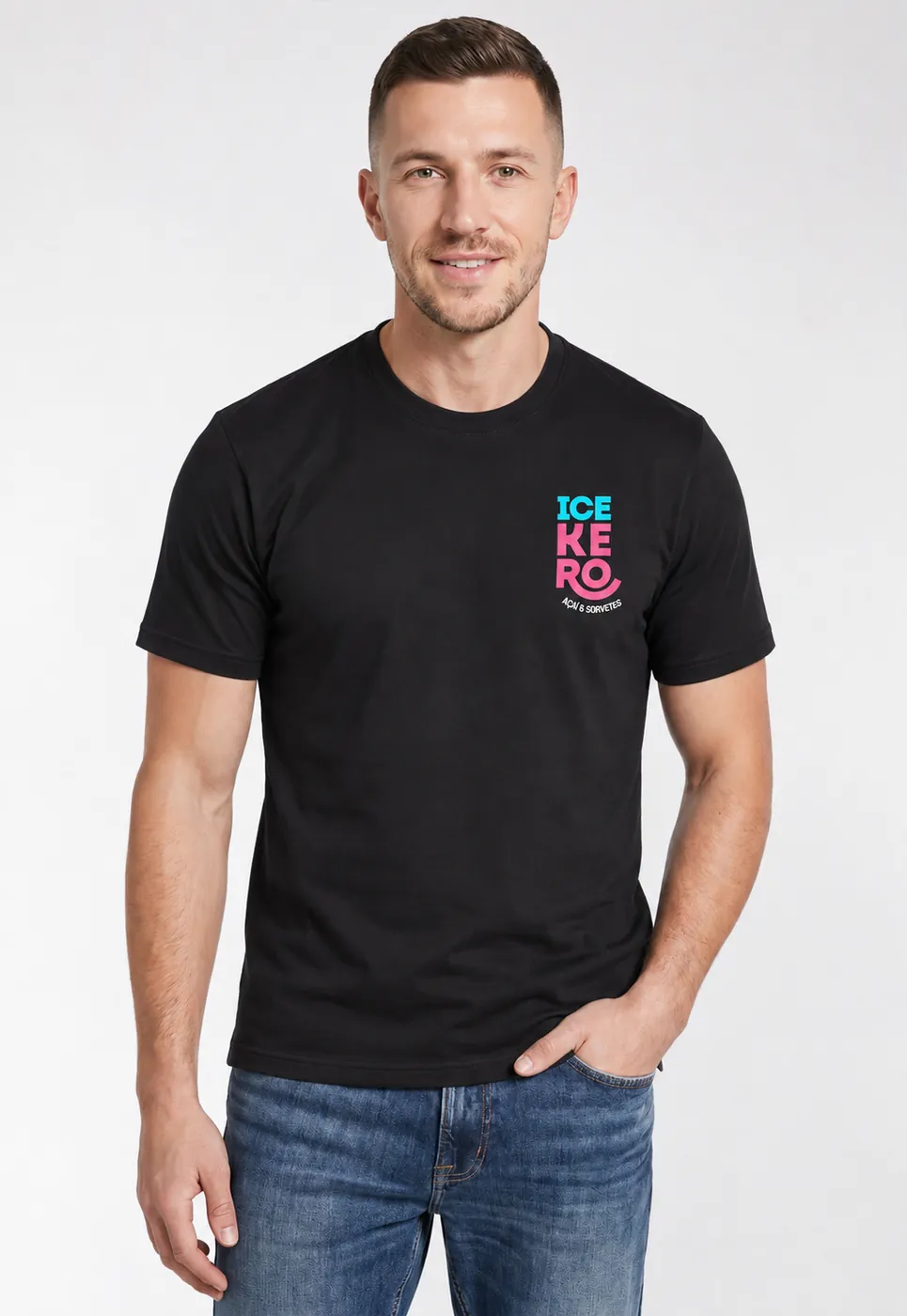 Homem com camiseta preta de algodão personalizada com a logo colorida da Ice Kero Açaí e Sorvetes no peito