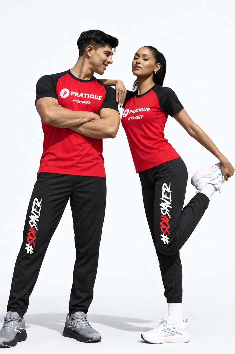 Dupla com camisetas raglan vermelhas e pretas da Pratique e calças pretas estampadas com #SouSaver